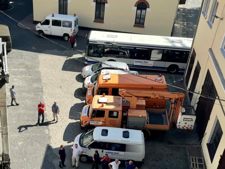 Fahrzeuge im Hof der Wasserwerke, Lvivvodokanal
