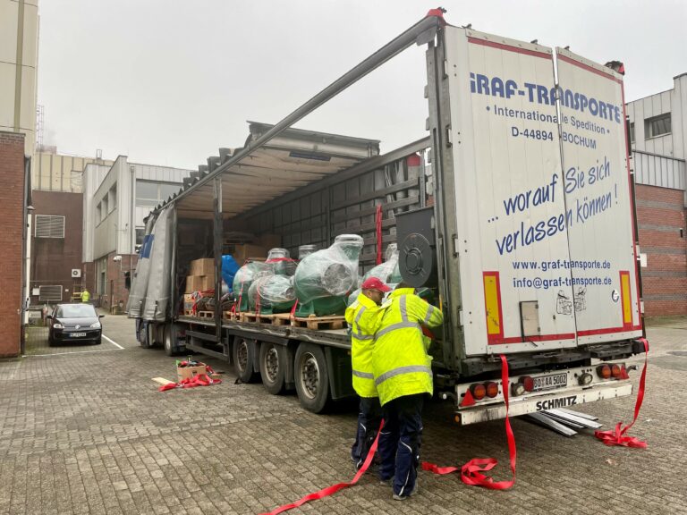 Beladung eins LKWs mit Spendengütern