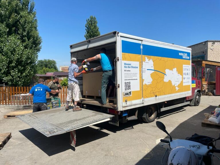 Hilfsgüter werden am Zielort entladen